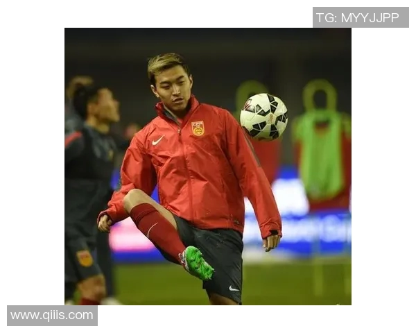 足球球星踢水瓶事件背后的真实故事和引发的全球热议